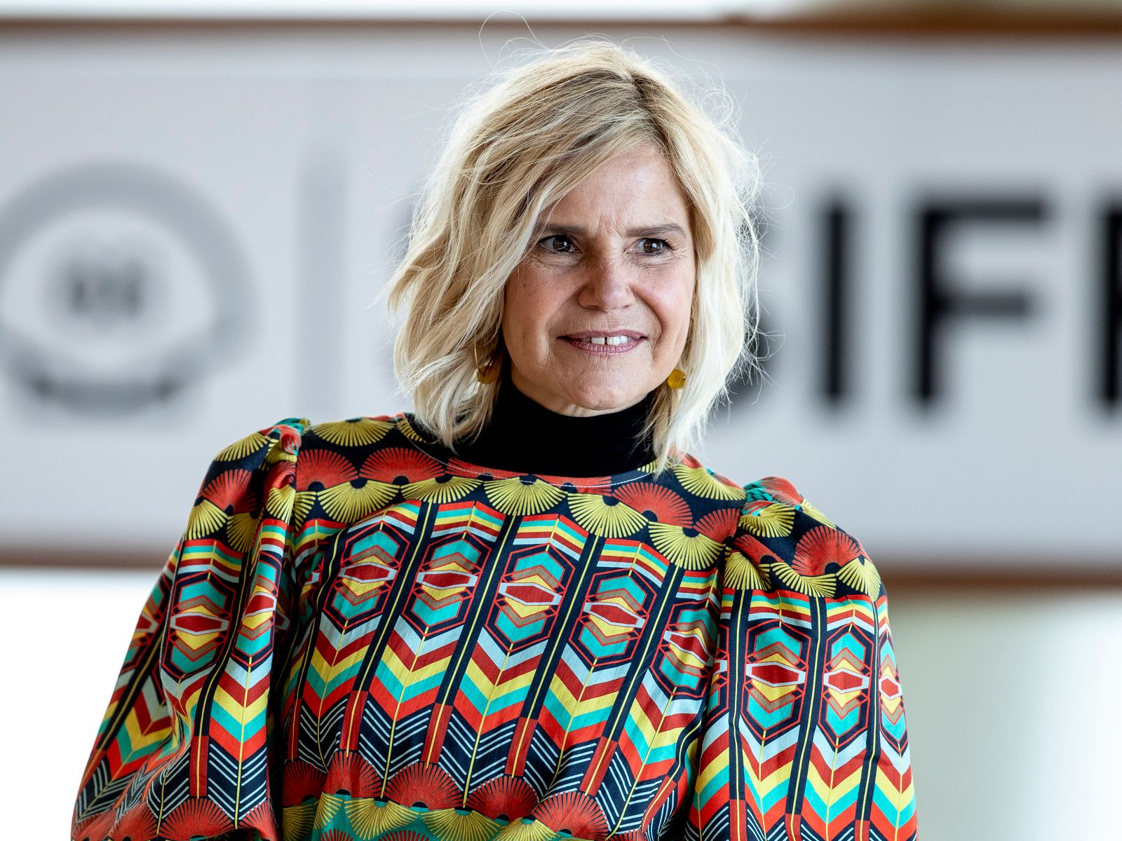 Solo Eugenia Martínez de Irujo podía combinar un abrigo de terciopelo de invierno con sandalias de fiesta veraniegas