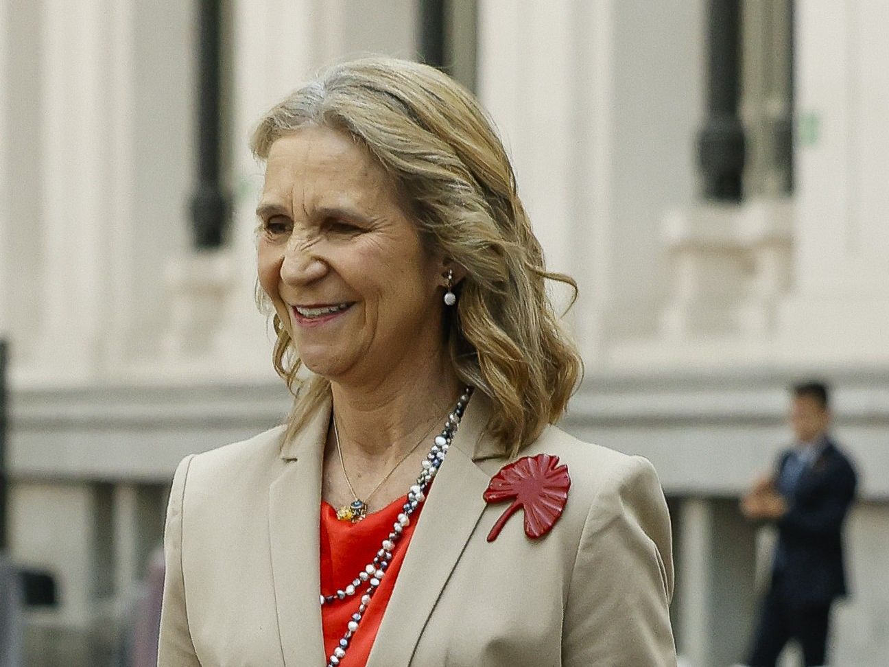 La fórmula de la infanta Elena para que sus zapatillas deportivas de adidas vistan más que unos mocasines