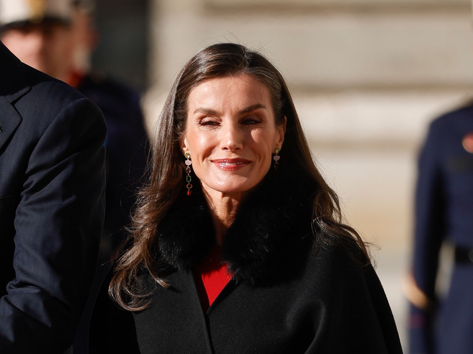 Letizia Ortiz repite vestido, capa y zapatos (y confirma que éste es su look patriótico invernal)