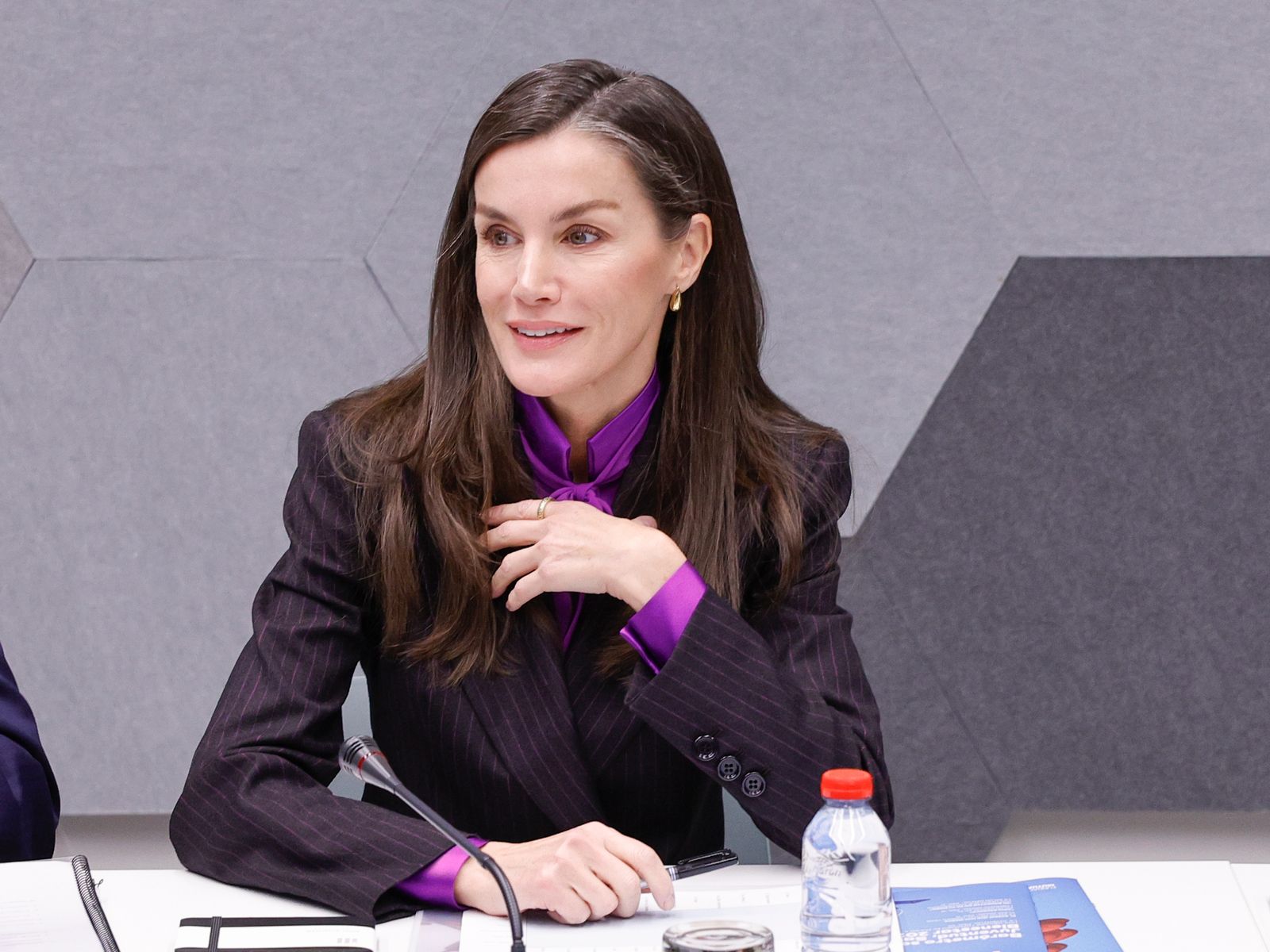 Letizia Ortiz es un sueño ‘setentero’ con un traje sastre nuevo y una camisa que estrenó en 2009