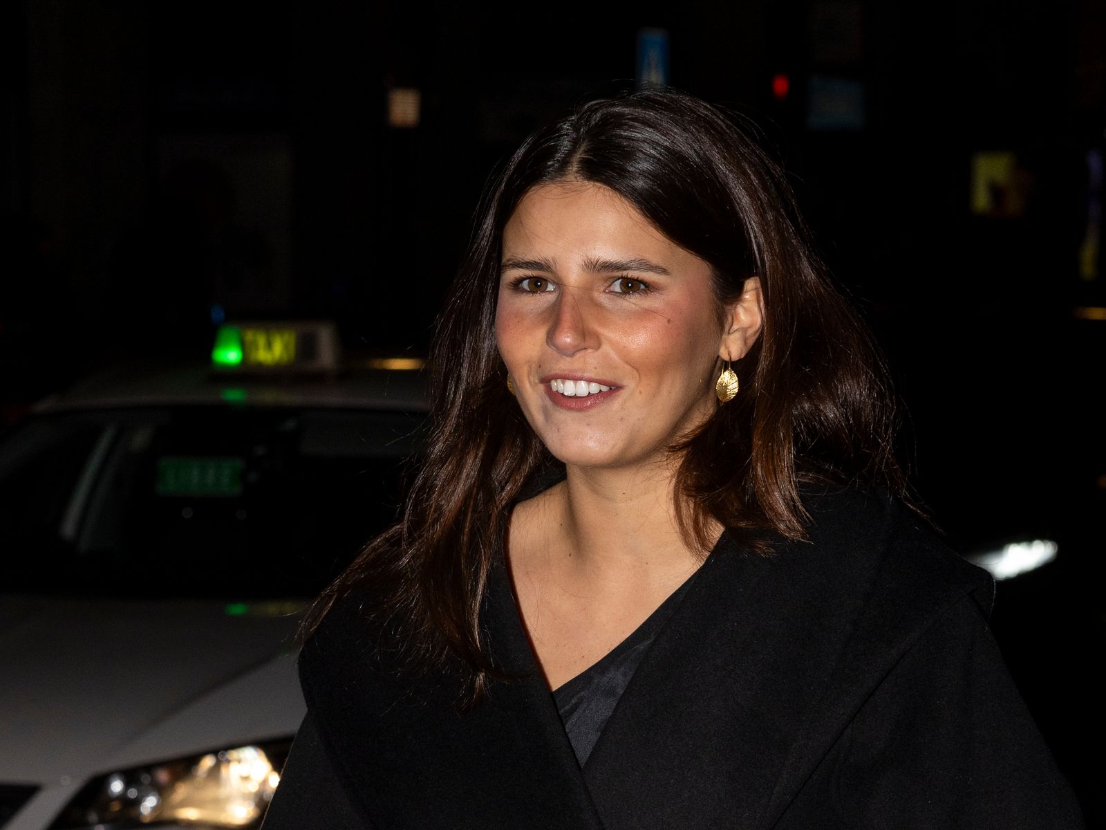 Cayetana Rivera mezcla un vestido de encaje de fiesta con botas de plataforma (MUY altas) y funciona