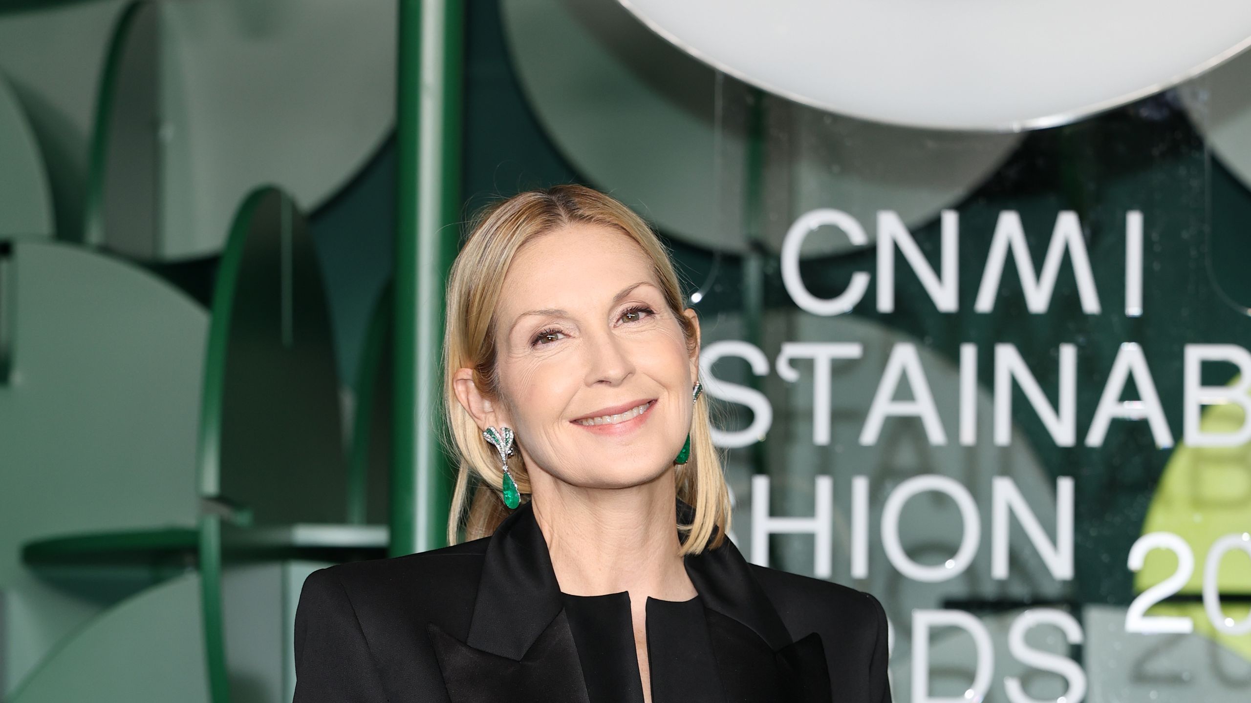 Kelly Rutherford con una americana negra