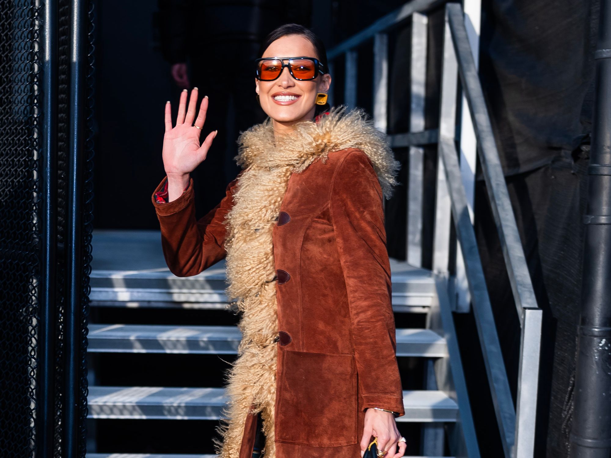 Bella Hadid con abrigo de ante