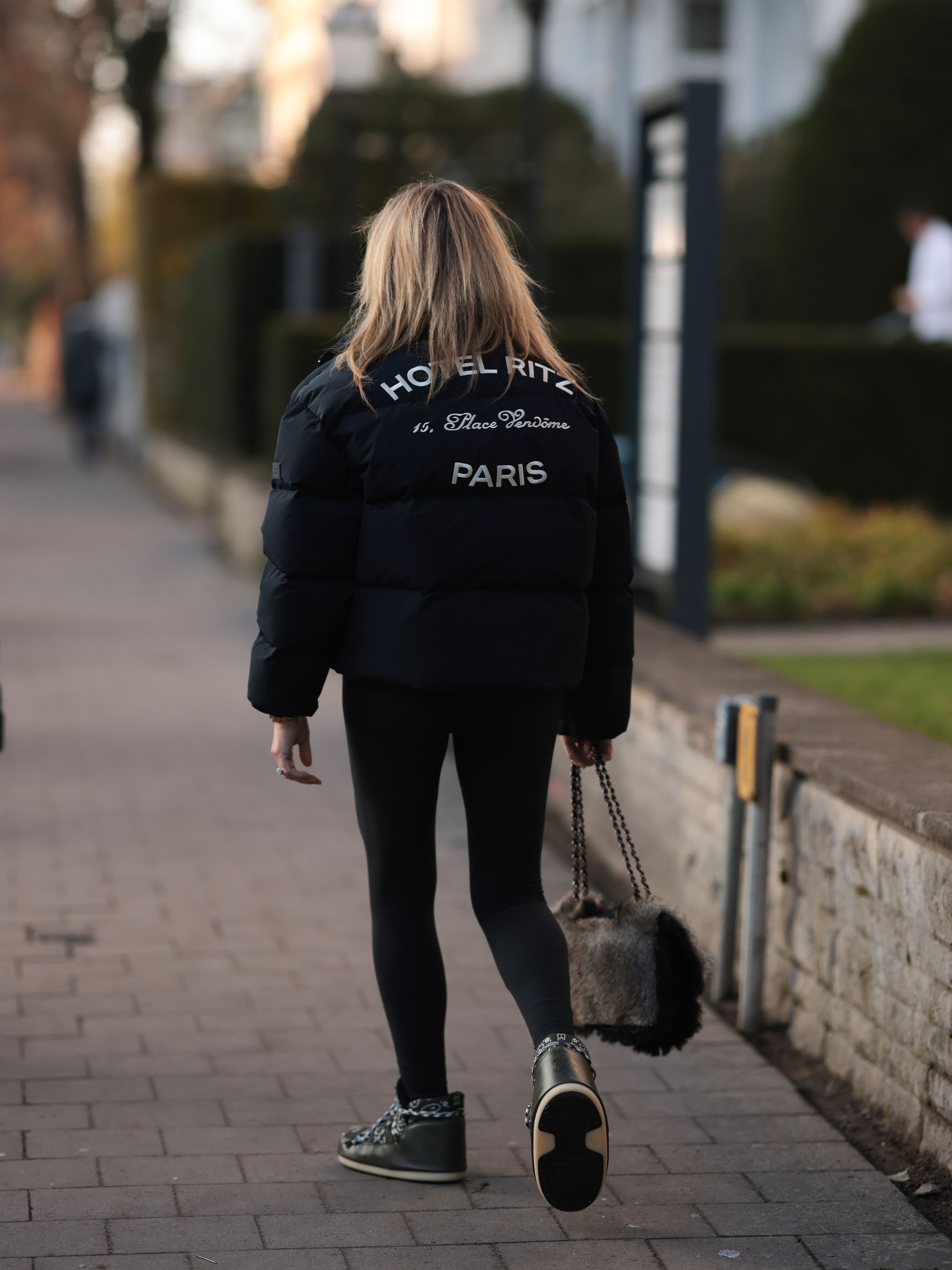 mujer con leggings trmicos negros caminando por Hamburgo