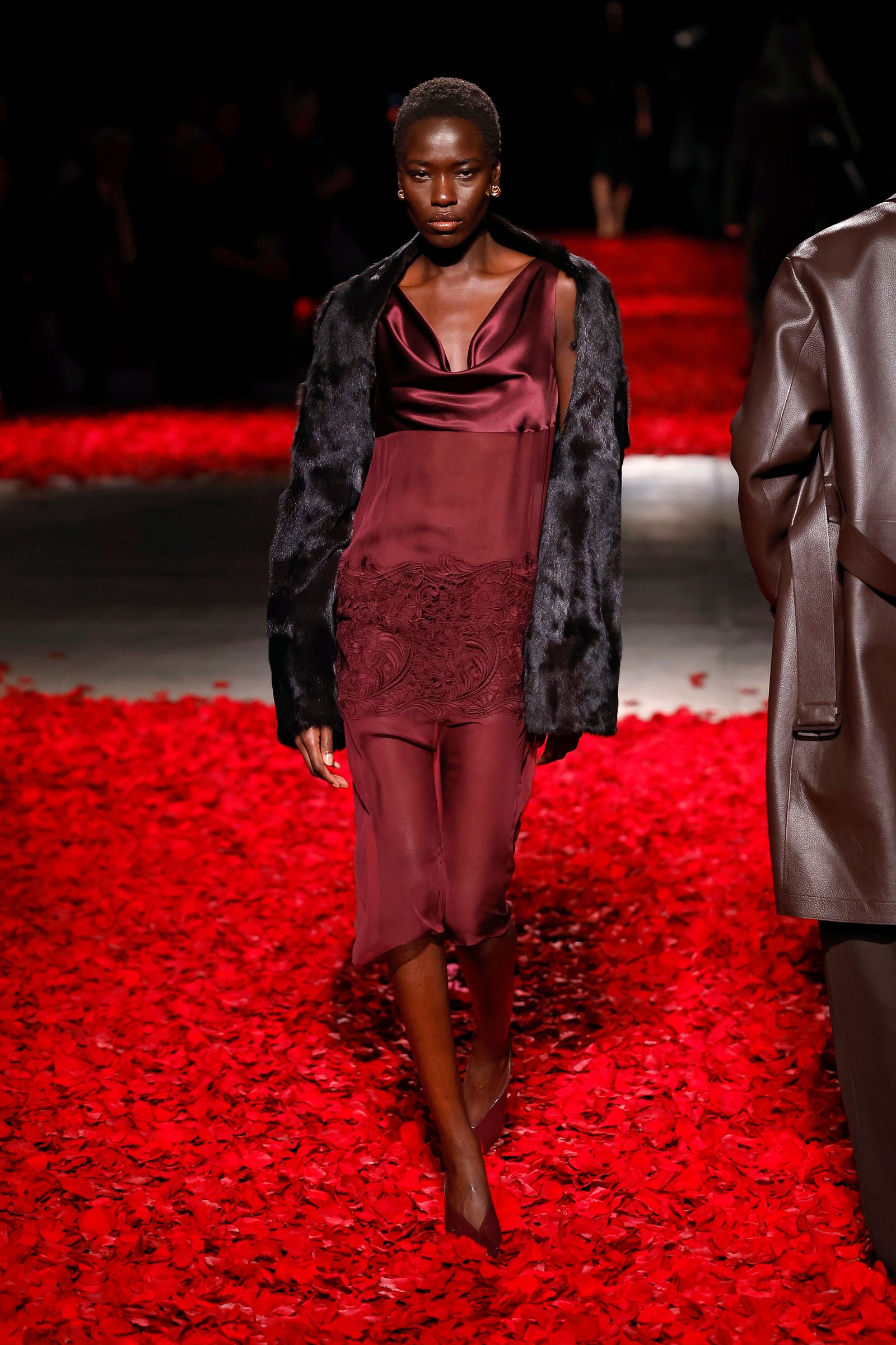 Modelo con vestido lencero color vino tinto.