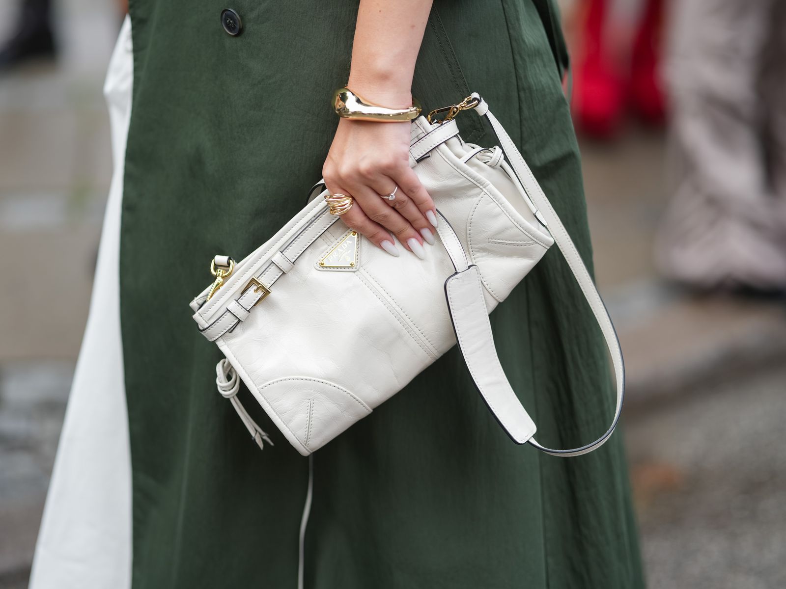 ‘Cloud Dancer’: ideas de manicuras inspiradas en el color del 2026