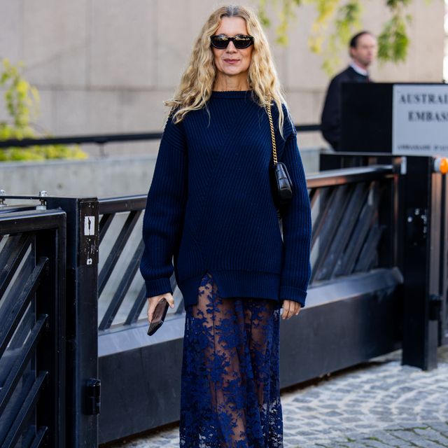 Estas faldas de encaje con efecto transparencia son el nuevo vestido negro básico