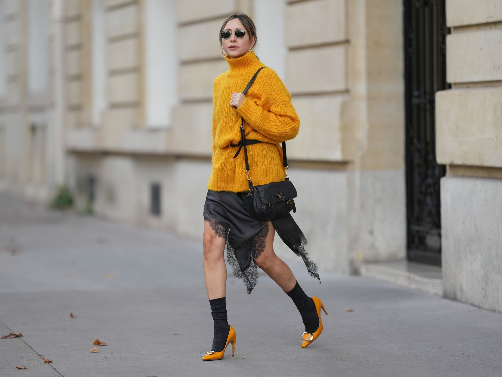 Dónde encontrar la falda asimétrica satinada con encaje que no paras de ver este invierno