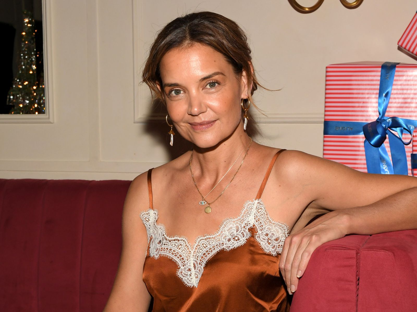Katie Holmes dice que el (falso) vestido lencero se lleva con botas altas