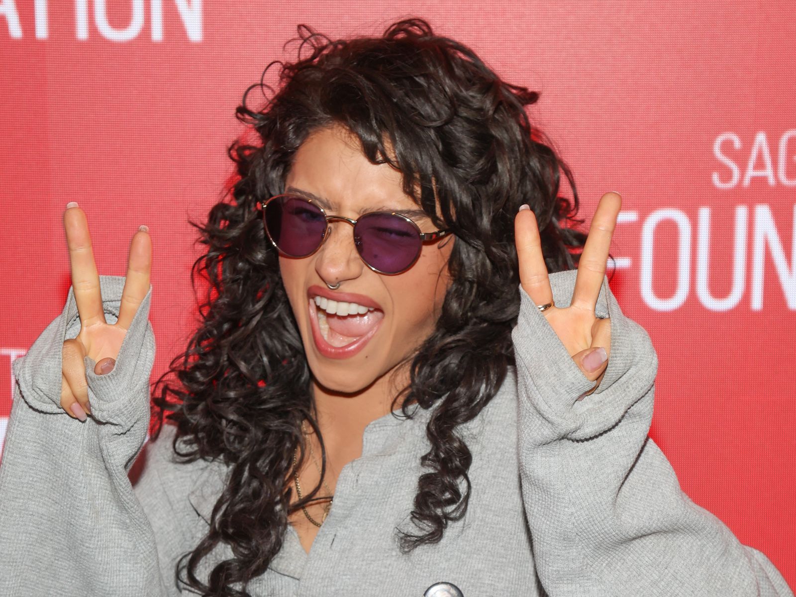 Chicas de pelo rizado, atención al corte de pelo capeado de Odessa A’zion porque se va a convertir en el favorito para lucir rizos