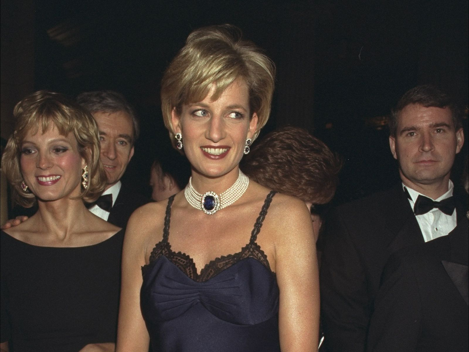 De Lady Di a Dakota Johnson, el vestido lencero será tu aliado perfecto esta Navidad