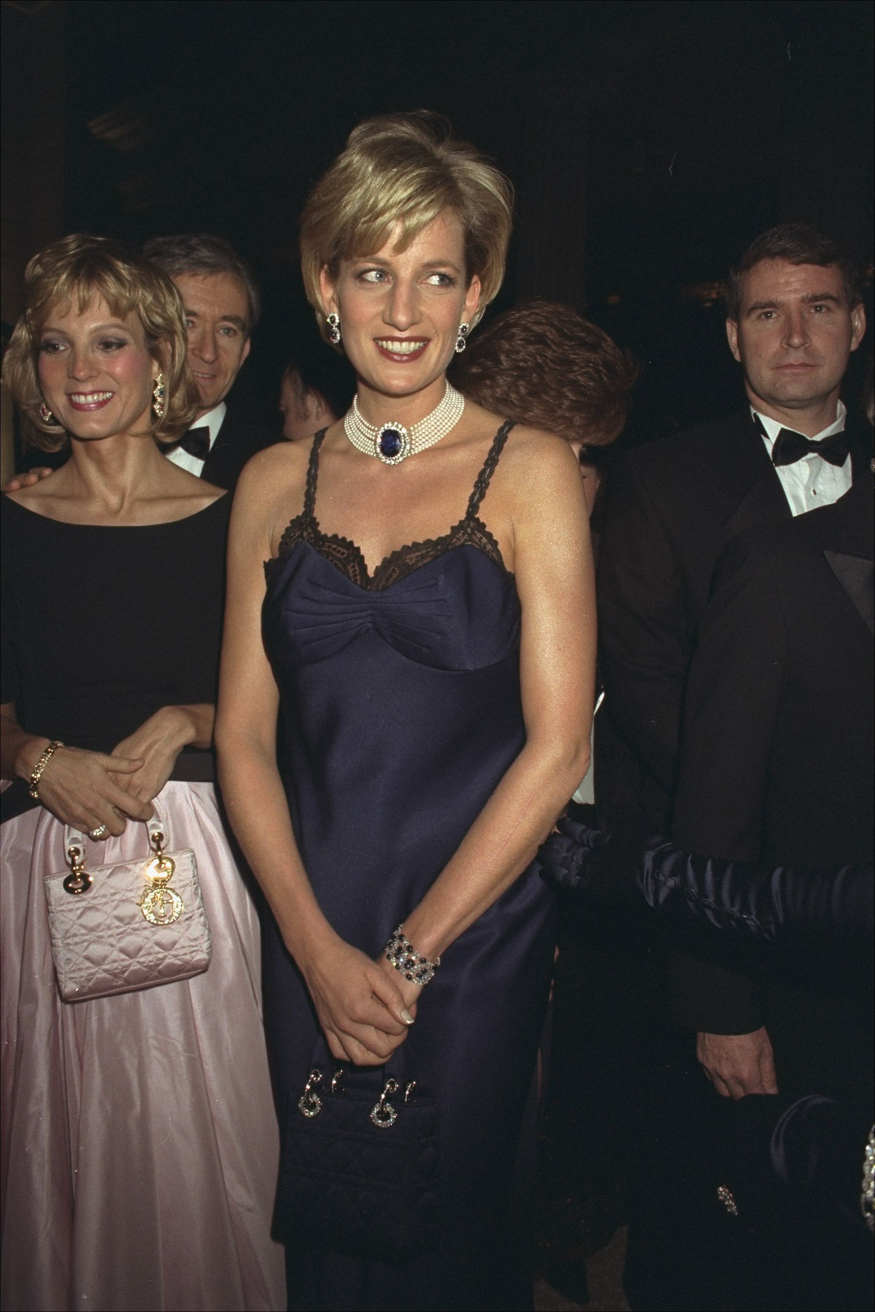 Lady Di en la Met Gala de 1996 con un vestido lencero azul noche con encaje conjunto de joyería y bolso Lady Dior.