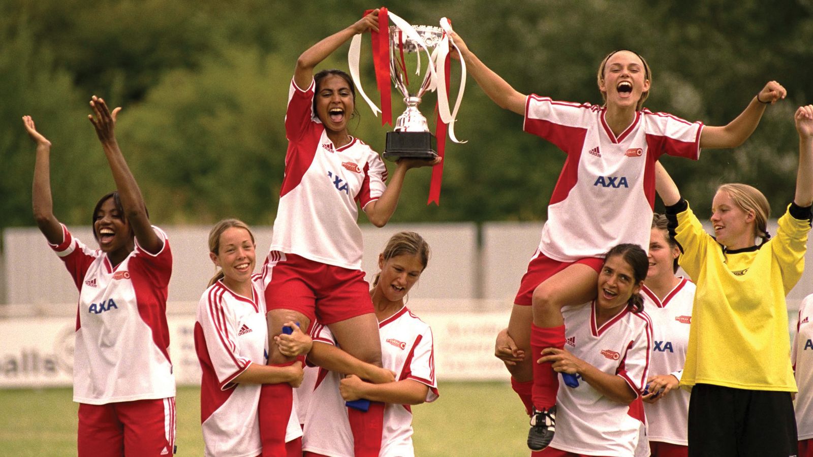 escena de la película Quiero ser como Beckham, con varias jugadoras celebrando alzando la copa